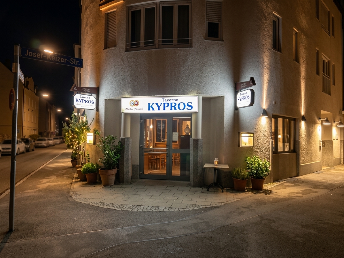 Beleuchteter Eingang der Taverna Kypros am Abend